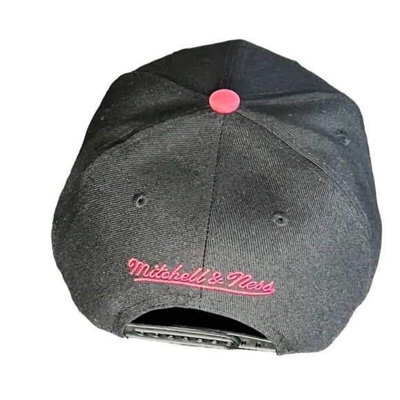 Mitchell & Ness MIAMI HEAT NBA SNAPBACK Spray Paint Black/Pink Cap/Hat OSFM - Picture 5 of 7